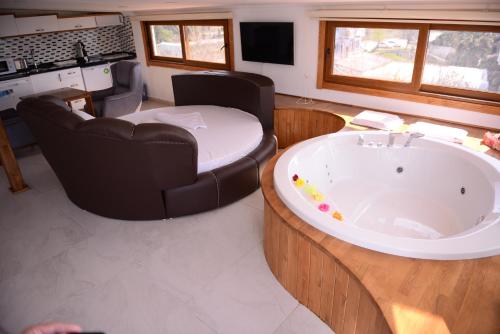 george's boutique hotel - image 11