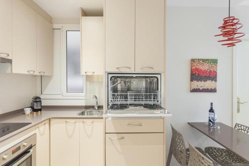 Art House Fira Apartments - image 2