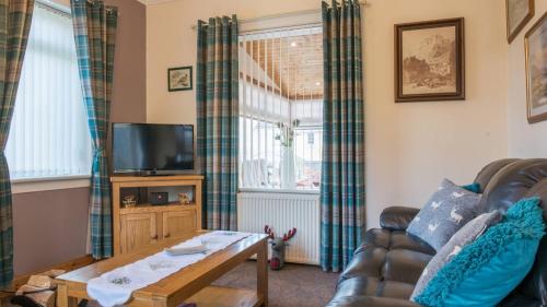 Pippin, Tranquil Scottish Cottage with Hot Tub in Plains