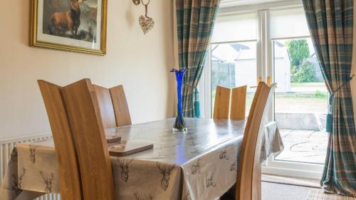 Pippin, Tranquil Scottish Cottage with Hot Tub in Plains