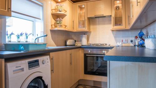 Pippin, Tranquil Scottish Cottage with Hot Tub in Plains
