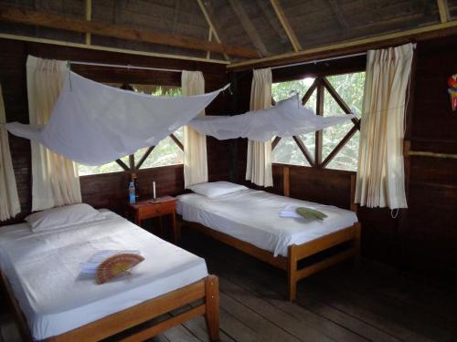 2 twin beds