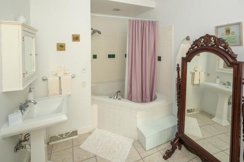 Cloran Mansion Bed & Breakfast - image 5