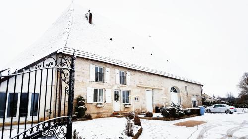 Gîte Le Four à Pain, 2 chambres, 2km du centre de Dole, (Gite Le Four a Pain, 2 chambres, 2km du centre de Dole,) in 多勒