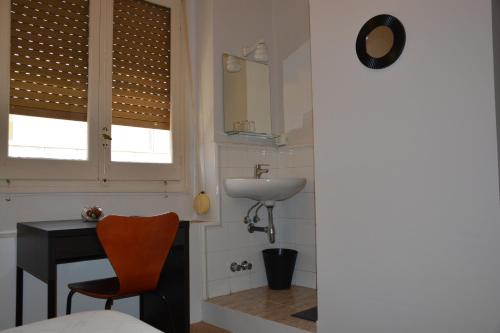 Pensión Moratin Room Type - Twin Room with Shower