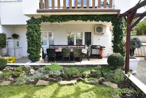  Beautiful apartment Jasmine, Ferienwohnung in Malinska