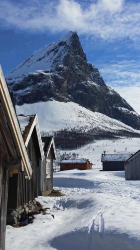 Dalhus - House in the Valley