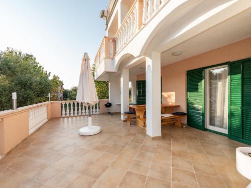  Exquisite Apartment in Kozino with Terrace, Unterkunft in Kožino