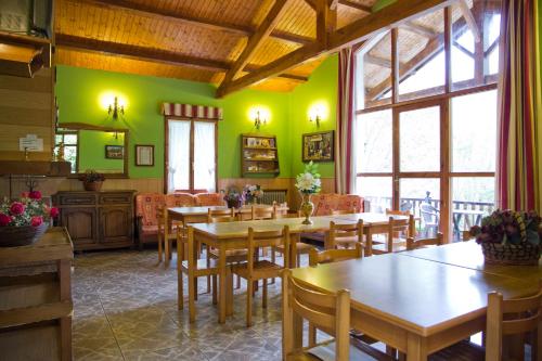 Közös társalgó / TV, CASA RURAL TOKI ONA in Valcarlos-Luzaide