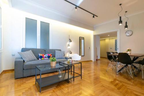TONI'S Aquaman 4BD Apartment in Athens!, Atény