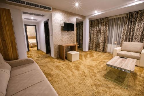 1 queen bed, 1 sofa bed