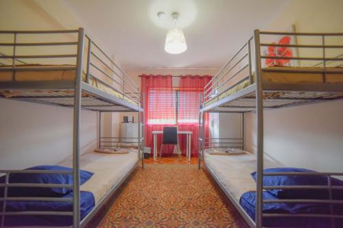 Quarto com 4 camas (Beliches+ 1 Sofá-cama), Порту