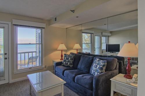 201 North Shore Inn - image 11
