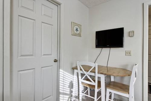 200 North Shore Inn - image 2