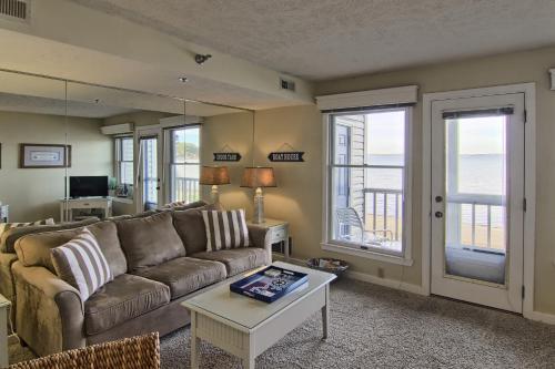 207 North Shore Inn - image 2