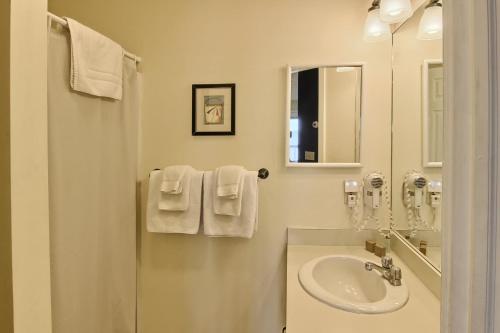 207 North Shore Inn - image 10