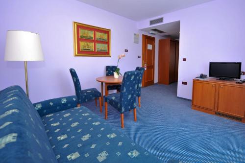 One-Bedroom Suite with Side Sea View