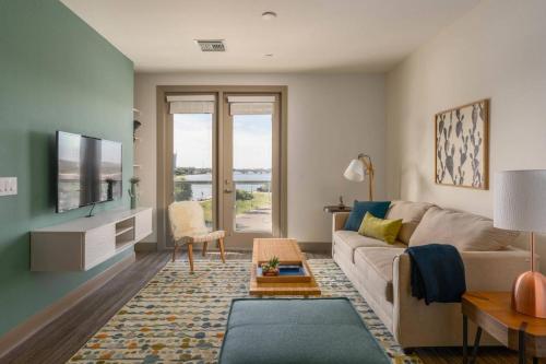 Modern 1BR on the Lake #4035 by WanderJaunt - main image