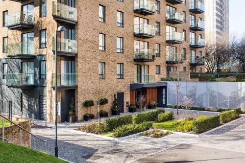 Silver Apartment Kew Bridge London