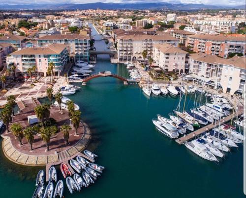 Facilities, A la devino near Les Delices de la Mer