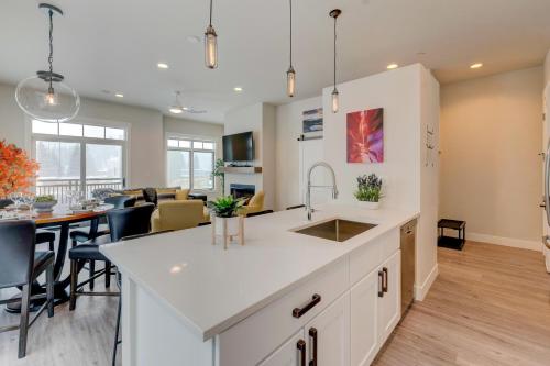New Luxury Loft #14 Near Resort With Huge Hot Tub & Views -FREE Activities & Equipment Rentals Daily - image 9