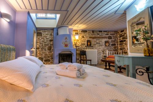 1 double bed, 1 twin bed