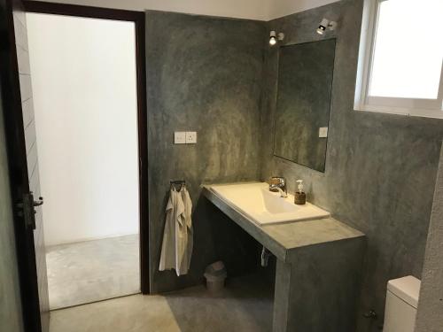 Double Room with Pool View image 10