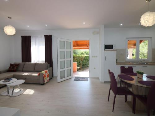 Enticing and comfy Bungalow on the outskirtsPorecCroatia - image 3