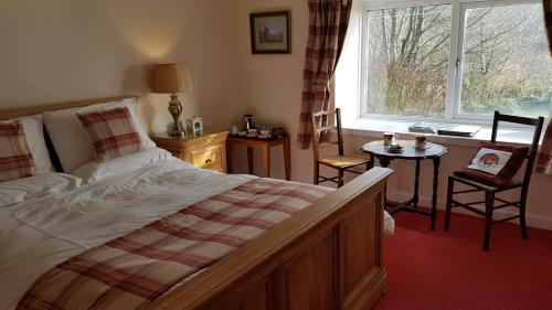 Deluxe Double Room with Side Sea View