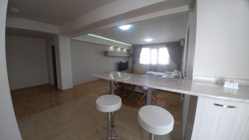 Cross Resort Hotel – Yerevan, PR