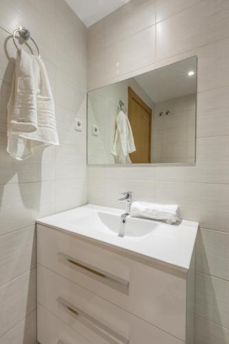One-Bedroom Apartment image 4