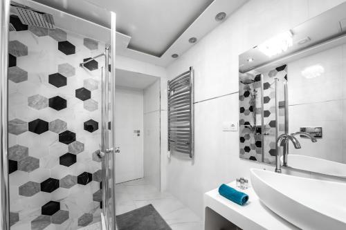 Central Elegance Aircon Apartment - image 4
