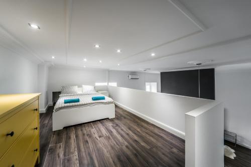 Central Elegance Aircon Apartment - image 2