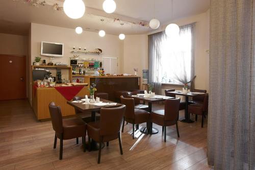 Hotel Edvards - image 8