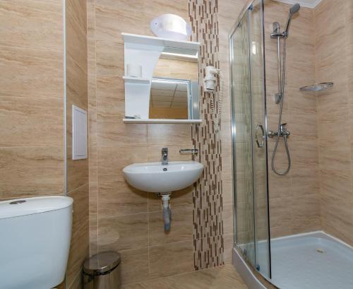 Hotel City Located in Burgas City Center, City Hotel is a perfect starting point from which to explore Burgas. Both business travelers and tourists can enjoy the propertys facilities and services. Service-minde