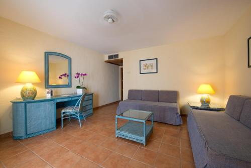 BlueBay Banus BlueBay Banús is conveniently located in the popular Puerto Banus / Linda Vista area. The property offers a high standard of service and amenities to suit the individual needs of all travelers. 24-ho