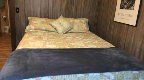 The Sandstone - A 3BR, 2BA Deluxe Log Cabin in Genoa, USA