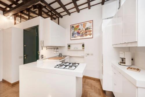 Campo de' Fiori Apartment - image 11