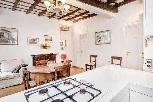 Campo de' Fiori Apartment - image 14