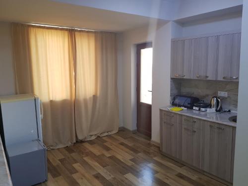 Cross Resort Hotel – Yerevan, PR