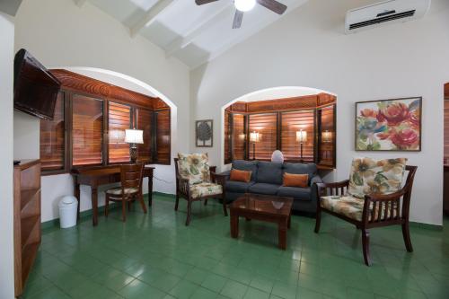 183899566 Club del Mar Oceanfront