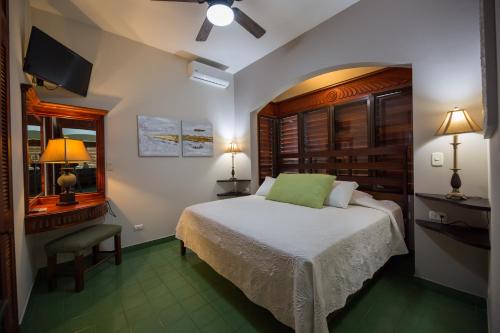 183899595 Club del Mar Oceanfront