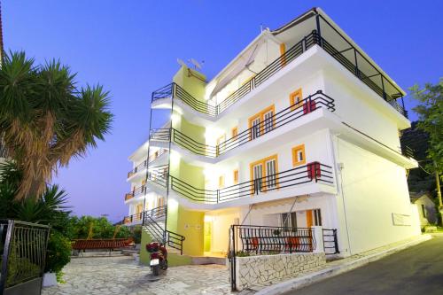 Remezzo Apartments, Sami