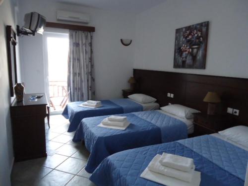 3 twin beds