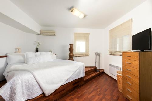  Lachania Villa Sleeps 8 Pool Air Con WiFi in Lachania