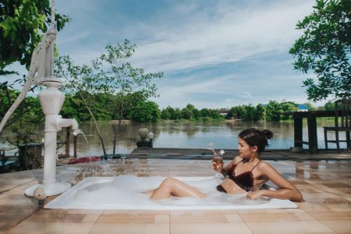 Létesítmények, The Antique Riverside Resort in Ban Pong