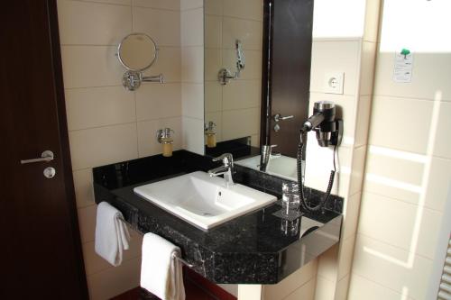 Adena Hotel - image 2