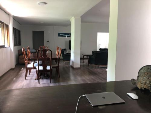 Muy amplio casa departamento cerca de Aristides con parrilla y jardin
