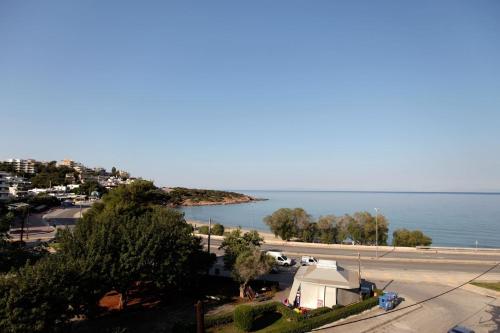 Seaside Renovated Top Floor Apartment - Saronida