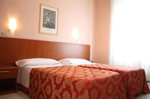 2 twin beds